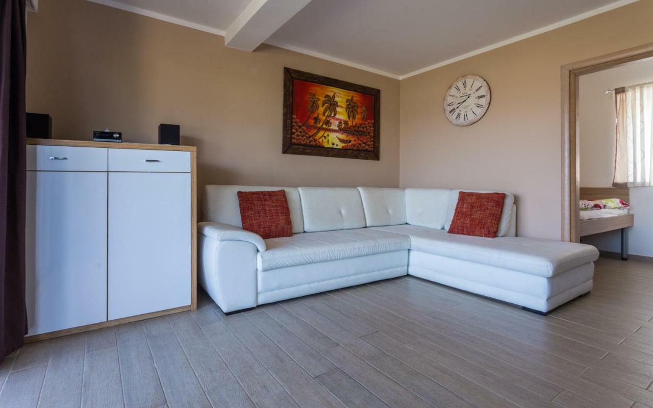 Apartment Trava Klimno Eksteriør billede